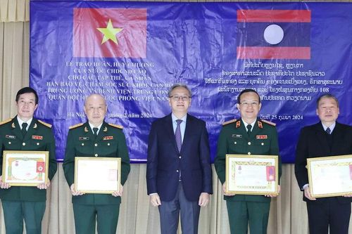 Trao Huân chương Tự do của Lào tặng hai đơn vị y tế của Việt Nam
