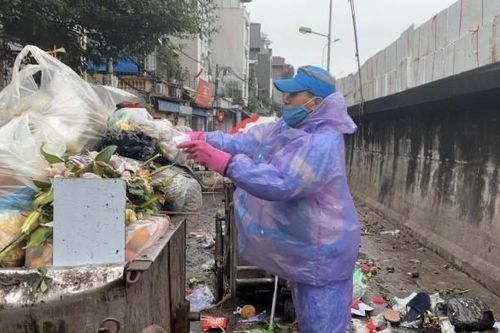 Người lao động nhọc nhằn mưu sinh ngày mưa rét