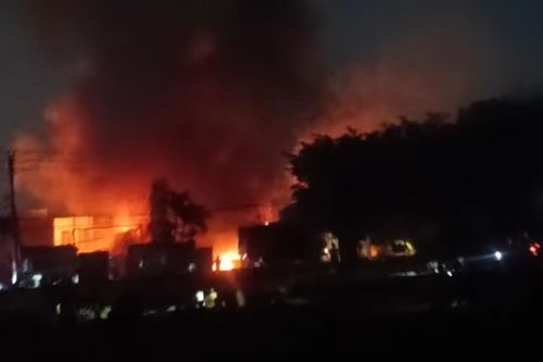 TP Hồ Chí Minh: Cháy lớn 3 nhà xưởng sản xuất gỗ, keo và mũ bảo hiểm