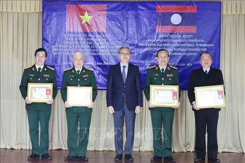 Trao Huân chương Tự do của Lào tặng Ban Bảo vệ, chăm sóc sức khỏe cán bộ Trung ương và Bệnh viện Trung ương Quân đội 108