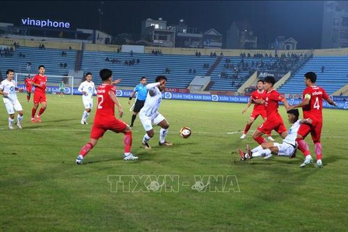 V-League: Kịch tính cuộc đua vô địch và suất xuống hạng