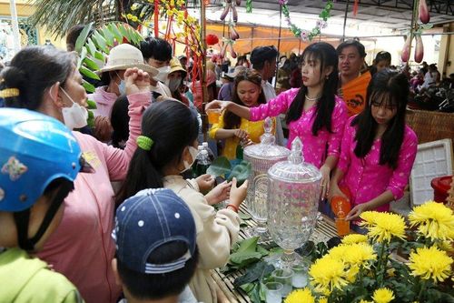Độc đáo phiên chợ dùng lá cây để thanh toán ở Tây Ninh