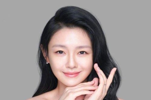 Bị chỉ trích vì vừa ly hôn 3 tháng đã lấy chồng mới, nhưng chỉ 1 hành động nhỏ đã giúp sao nữ này 'cứu' hình tượng mẹ khéo