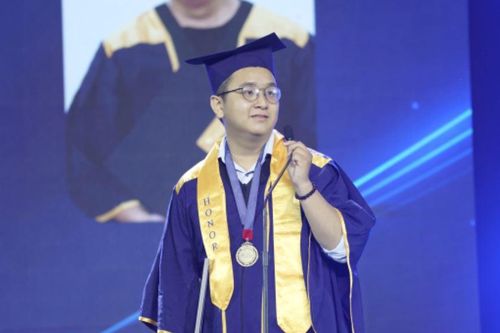 18 tuổi nghỉ học vì mông lung, 6 năm sau thành thủ khoa đầu ra ĐH và sự xuất hiện vỡ òa của 'nhà đầu tư thiên thần'