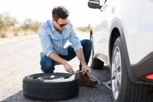 Nguyên nhân và cách xử lý ô tô thủng lốp giữa đường