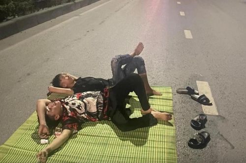 Hai thanh niên trải chiếu nằm giữa quốc lộ, biết nguyên nhân càng thêm ngán ngẩm