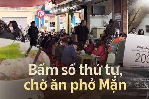 Hà Nội: Người dân xếp hàng bấm số thứ tự, chờ nửa tiếng để được ăn tô phở mặn Gầm Cầu