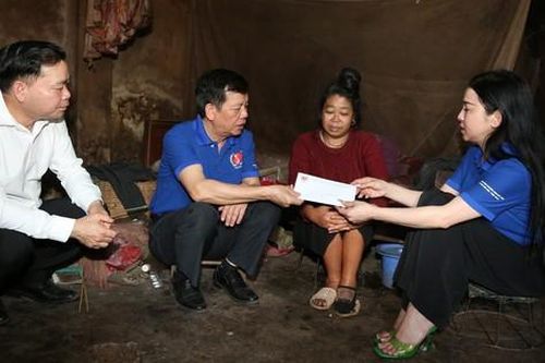 Trao 100 suất quà cho người khuyết tật, trẻ mồ côi và người yếu thế tại Sơn La