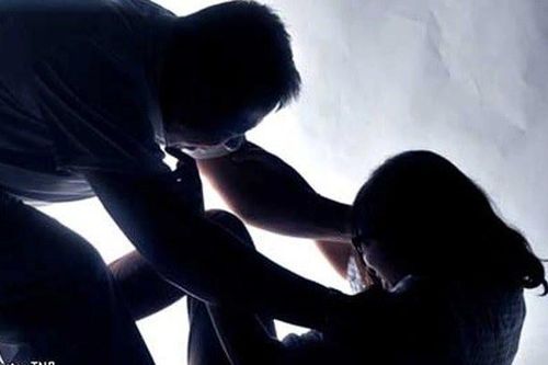 Điều tra cháu gái 15 tuổi bị 2 người đàn ông hiếp dâm