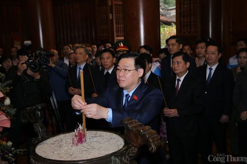 Chủ tịch Quốc hội dâng hương tưởng niệm Chủ tịch Hồ Chí Minh tại Khu di tích Kim Liên, Nghệ An
