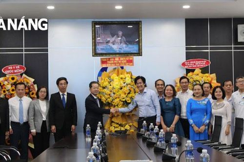 Bí thư Thành ủy Nguyễn Văn Quảng thăm, chúc mừng các cơ sở y tế nhân ngày Thầy thuốc Việt Nam 27-2