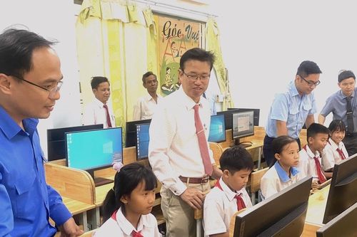 Trao 5 bộ máy tính và 300 đầu sách cho học sinh huyện Chư Pưh
