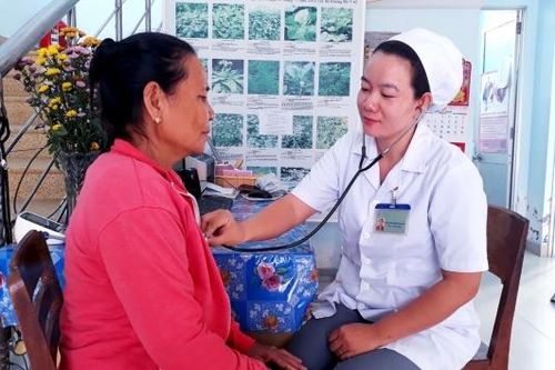 Nữ thầy thuốc tận tâm với nghề