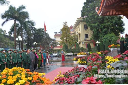 Đoàn đại biểu Thành phố Lạng Sơn dâng hương trước Lễ giao, nhận quân năm 2024
