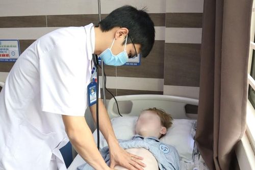 Uống nhiều nước có ga và ăn cay, trẻ 14 tuổi nhập viện cấp cứu