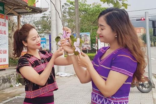 Mang trên người thổ cẩm gấm hoa