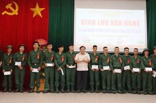 Phong Điền: Giao lưu, gặp mặt, tặng quà thanh niên lên đường nhập ngũ