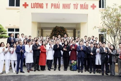 Chủ tịch nước Võ Văn Thưởng thăm, chúc mừng các y, bác sỹ tại tỉnh Hà Nam