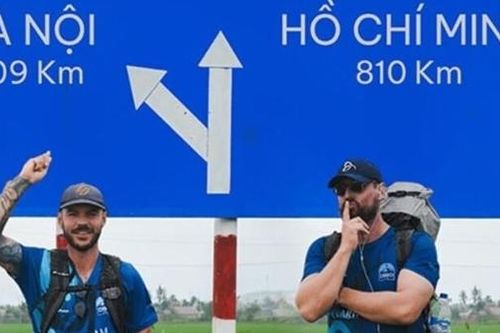 Hai người nước ngoài đi bộ để gây quỹ ủng hộ trẻ em Việt đã kết thúc hành trình 2.000km