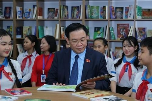 Chủ tịch Quốc hội Vương Đình Huệ trao tặng món quà đặc biệt cho thầy trò trường THCS Nam Thanh