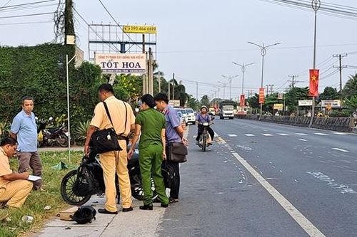 Hai xe máy va chạm, 3 người thương vong