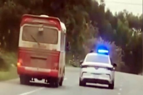 Vi phạm tốc độ, tài xế xe khách đánh võng rồi tông ô tô tuần tra của CSGT