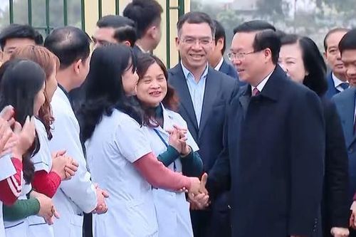 Chủ tịch nước thăm, chúc mừng các y, bác sỹ tại tỉnh Hà Nam