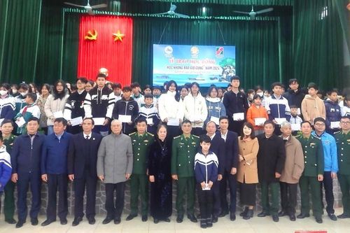 Hội Khuyến học tỉnh Nam Định trao 200 suất học bổng 'Học không bao giờ cùng' tặng học sinh, sinh viên vượt khó, hiếu học