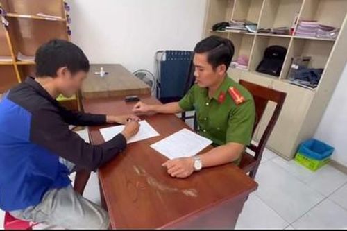 Hóc Môn: Bắt quả tang con nghiện đi dán quảng cáo 'bôi bẩn' phố phường