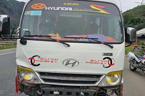 Tài xế ô tô khách chạy quá tốc độ, lạng lách bỏ trốn rồi tông vào xe CSGT