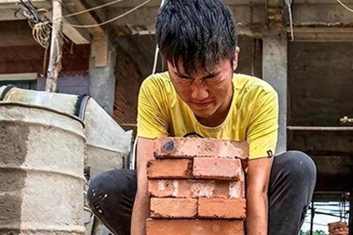 Cậu bé xếp gạch gây sốc khi đỗ điểm cao kỷ lục vào Đại học Thanh Hoa hiện ra sao?