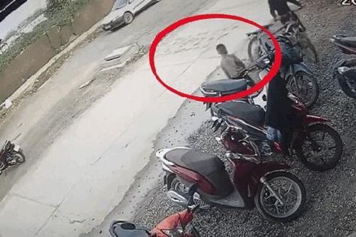 Thót tim cảnh bé trai đột ngột lao ra đường khiến tài xế ô tô không kịp 'trở tay'