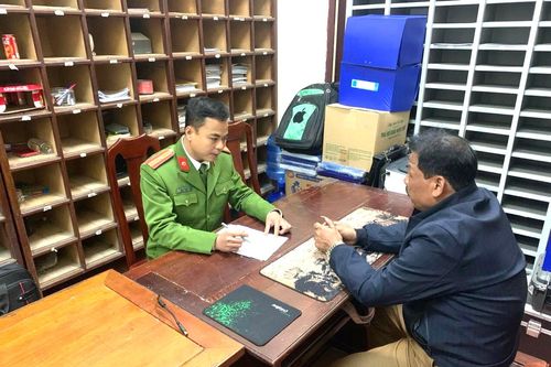 Tạm giữ lái xe khách chống đối tông 'móp' xe Cảnh sát giao thông