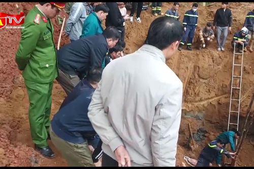 Sập giếng ở Ba Vì - Hà Nội, 2 người bị vùi lấp