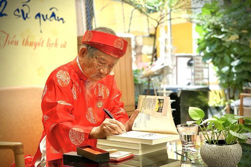 Nhà nghiên cứu 103 tuổi ra mắt tự truyện