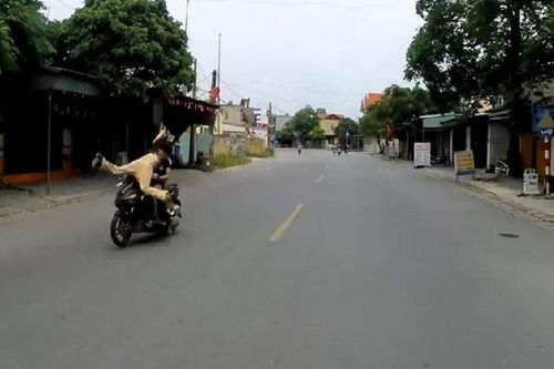 Khởi tố đối tượng không có giấy phép lái xe, chống người thi hành công vụ