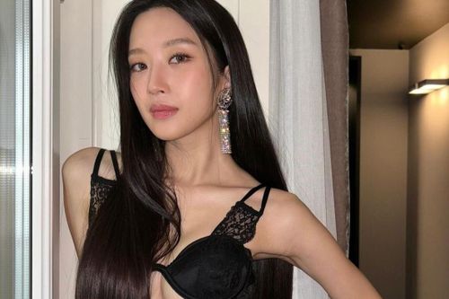 Váy ren đen, xuyên thấu 'làm nóng' thời tiết 7 độ C tại Milan