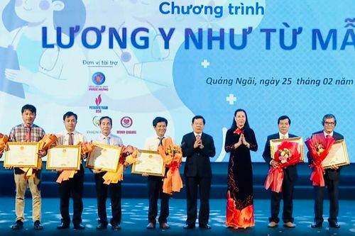 Quảng Ngãi biểu dương, khen thưởng gương điển hình trong ngành y tế