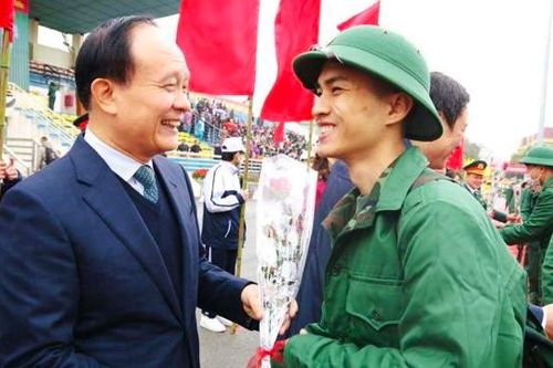 Chủ tịch HĐND TP Nguyễn Ngọc Tuấn động viên các tân binh huyện Thanh Trì