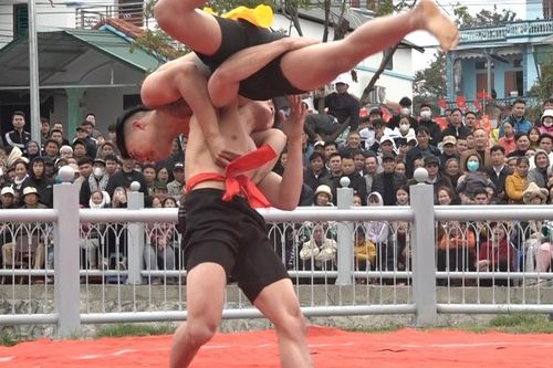 Trai làng hừng hực khí thế tranh tài trên sới vật đầu năm