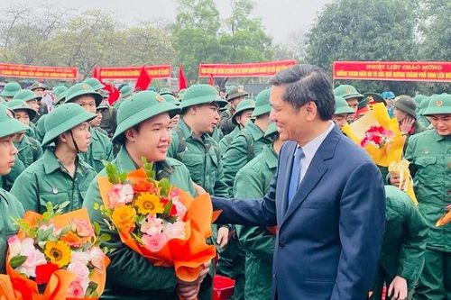 Công dân Nghệ An phấn khởi lên đường nhập ngũ
