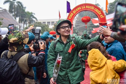 Xúc động khoảnh khắc ngày tân binh lên đường nhập ngũ