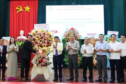 Lãnh đạo tỉnh Đắk Lắk thăm, chúc mừng các cơ sở y tế nhân Ngày Thầy thuốc Việt Nam 27//2