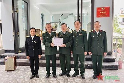 Ấm áp 'Nhà nghĩa tình đồng đội'
