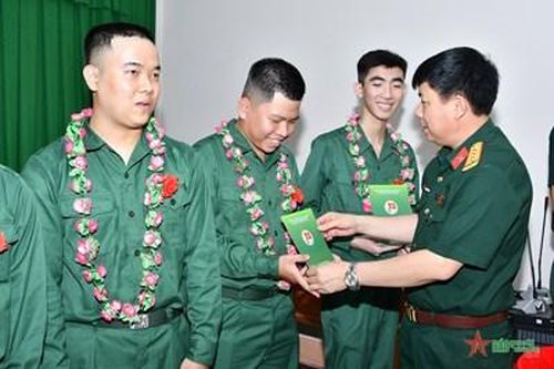 Ban Thanh niên Quân đội trao 200 suất quà tặng thanh niên nhập ngũ huyện Long Hồ (Vĩnh Long)
