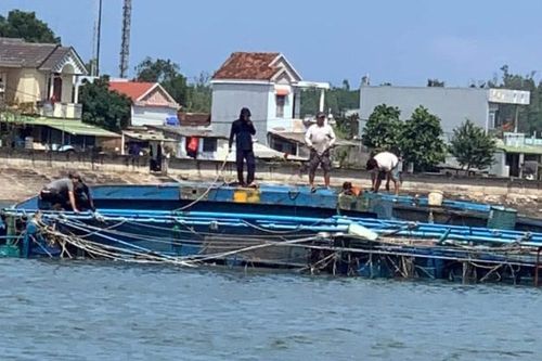 Một tàu cá Quảng Ngãi bị chìm khi đang neo đậu