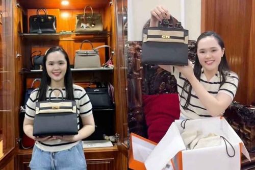 Vợ trung vệ Duy Mạnh khoe được chồng tặng túi hàng hiệu trăm triệu