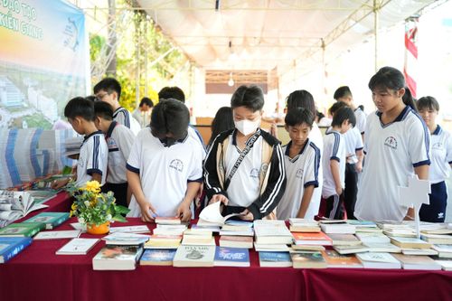 Sôi nổi Đường sách Hội Tao đàn Chiêu Anh Các