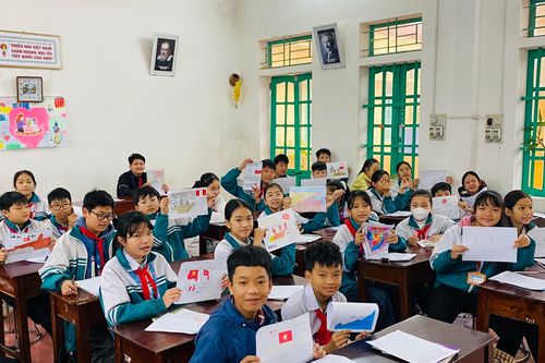 Học sinh sưu tập tem bưu chính kỷ niệm 70 năm chiến thắng Điện Biên Phủ