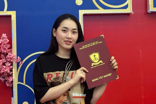 2 cựu nữ sinh Trường Đại học Nguyễn Tất Thành viết đơn xin nhập ngũ